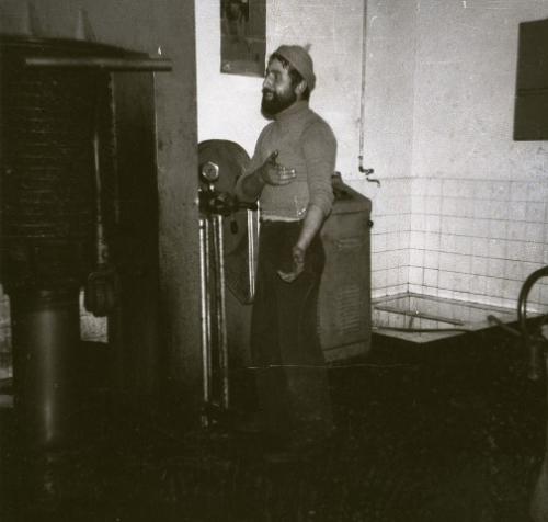 Fine anni 60 – Antonio Angelo Corriasnelvecchio impianto a pressione di famiglia intento a supervisionare la pressa